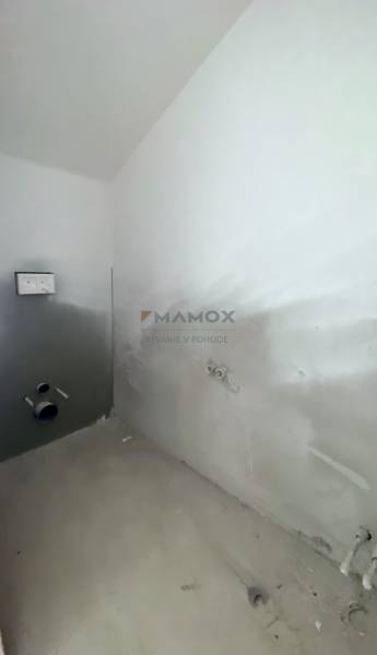 Neúplně zařízená koupelna v rodinném domě, připravená na instalaci sanitárních zařízení.