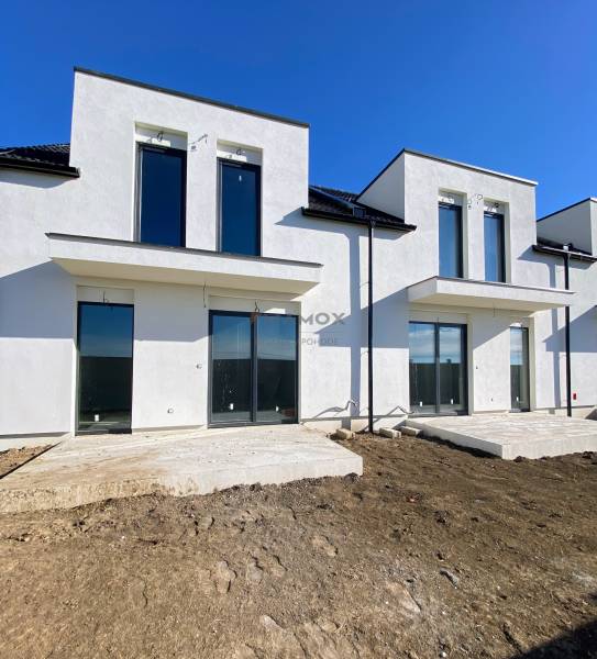 Rodinný dům na Polnokesovské v Mojmírovicích s velkými okny a neosazeným dvorem.