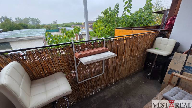 Balkon 3pokojového bytu v Galantě s moderním zábradlím a bílými barovými židlemi.