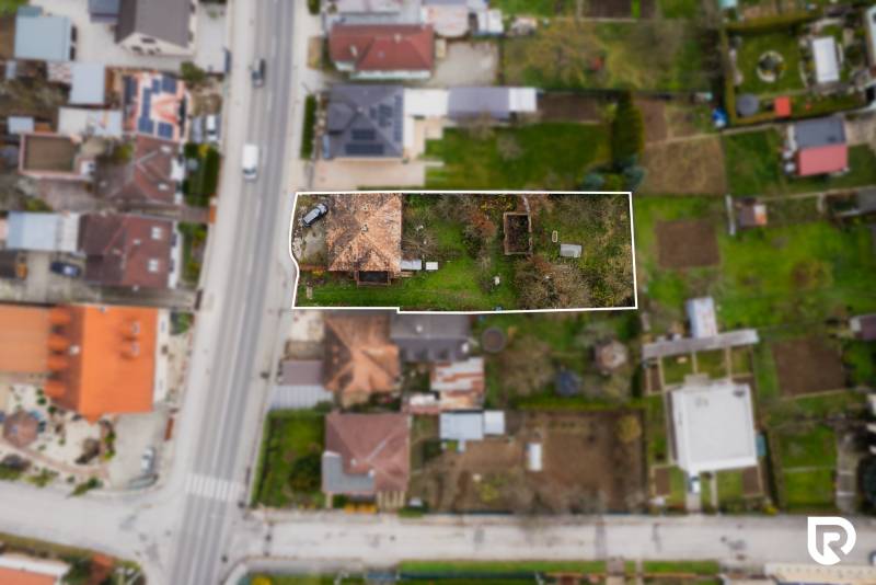 Letecký pohled na rodinný dům s pozemkem na Partizánské ulici v Bánovcích nad Bebravou.