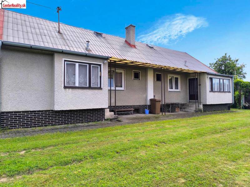 Rodinný dům v Novákoch s velkou travnatou plochou a jednoduchou architekturou.