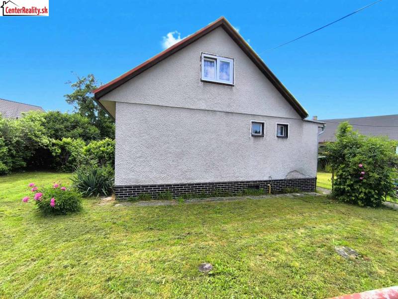 Rodinný dům v Novácích se zahradou, trávníkem a květinami v příjemném prostředí.