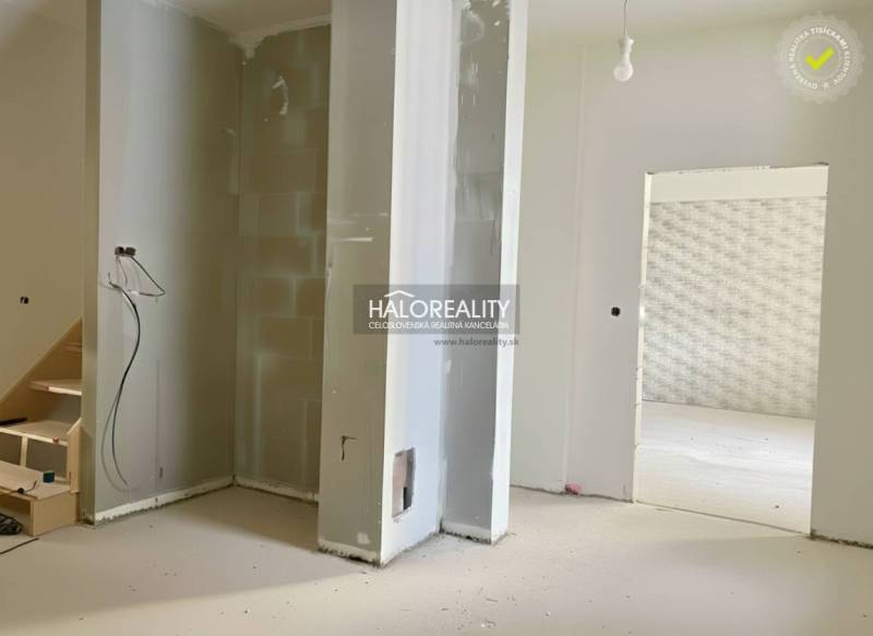 Nedokončená rekonstrukce rodinného domu s odkrytými stěnami a otvorem na schodiště.