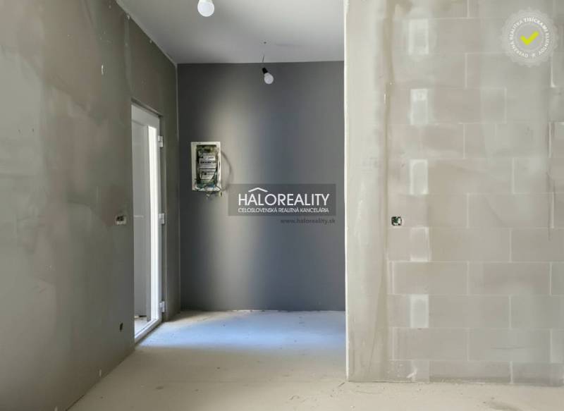 Interiér rodinného domu s omítnutými stěnami a elektroinstalacemi.