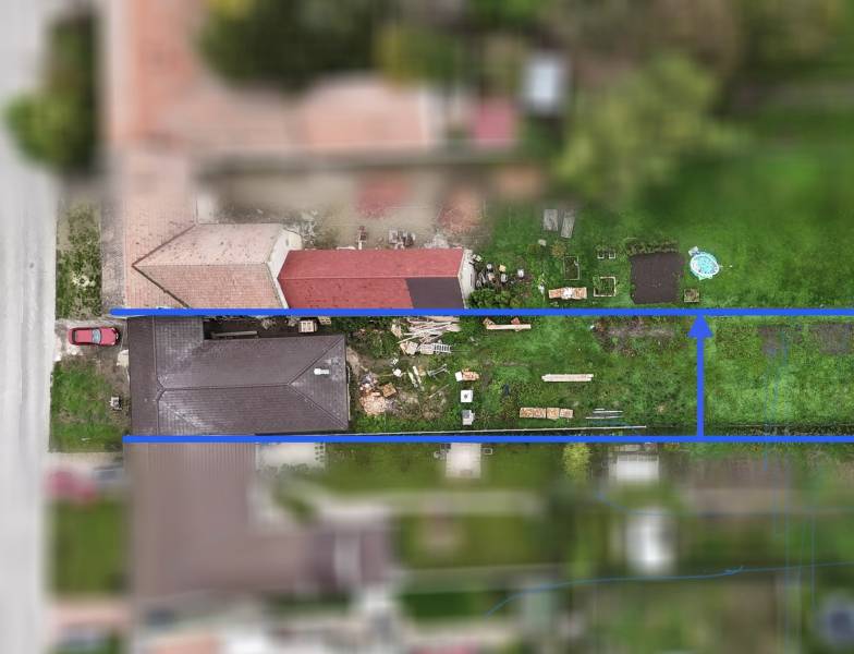 Rodinný dům s velkým pozemkem, parkováním, zahradou a bazénem.