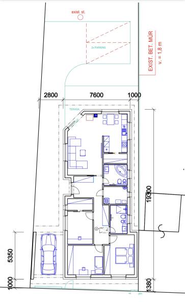 Návrh zobrazuje půdorys rodinného domu s garáží a terasou, ideální architektura.