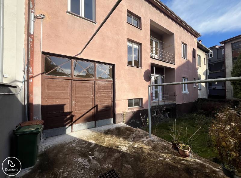 Exteriér bytového domu na Medveckého ulici v Ružomberku s garáží a dvorem.