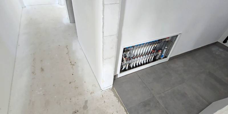 Chodba v rodinném domě s rozvody a dlažbou v Piešťanech.