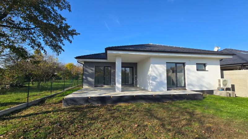 Rodinný dům v Piešťanech s terasou a zelenou zahradou.