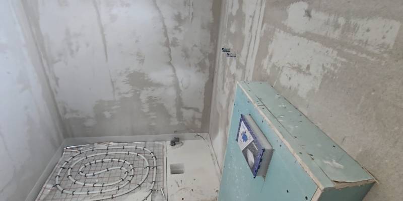 Instalace podlahového vytápění v koupelně rodinného domu.