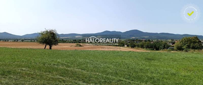 Pozemky - bydlení v Čerhově s panoramatem krajiny a stromy.