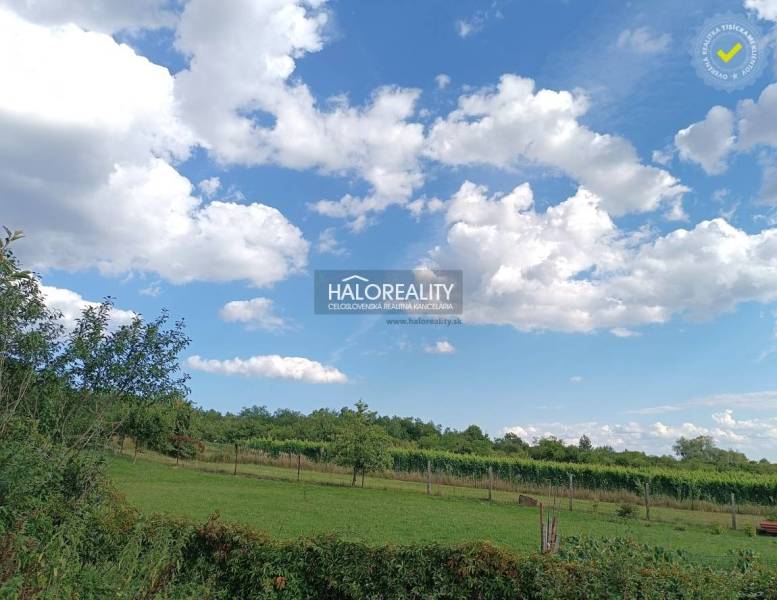 Pozemky - bydlení v Čerhově, zelené louky a modrá obloha s oblaky.