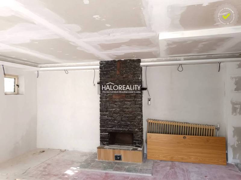 Krb s kamenným vzorem v interiéru rodinného domu.