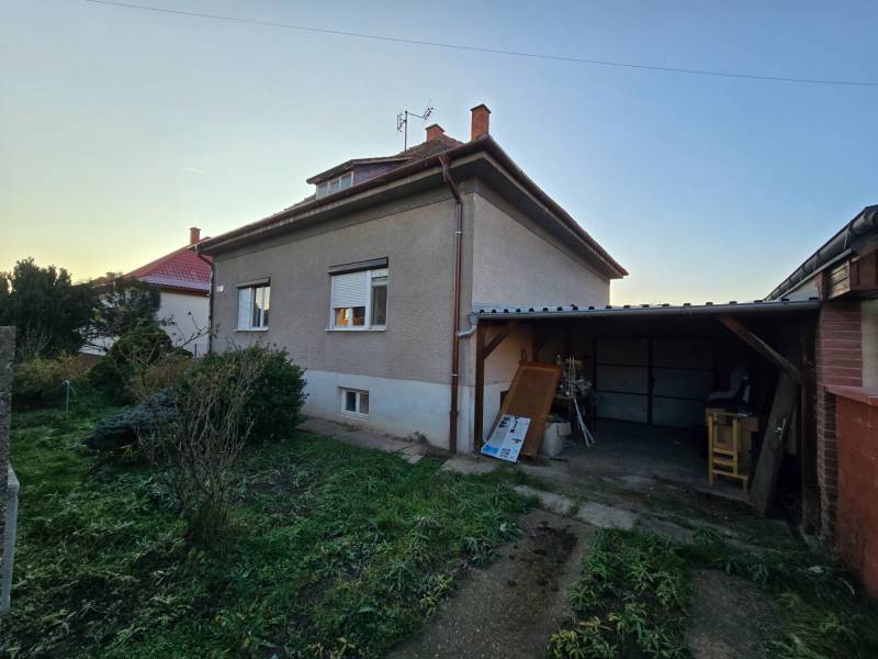 Rodinný dům na Slunečné ulici v Novém Městě nad Váhom s přístřeškem a zahradou.