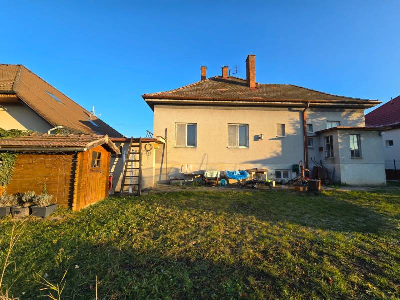 Rodinný dům na Sluneční ulici v Novém Městě nad Váhom s dřevěným přístřeškem a zahradou.