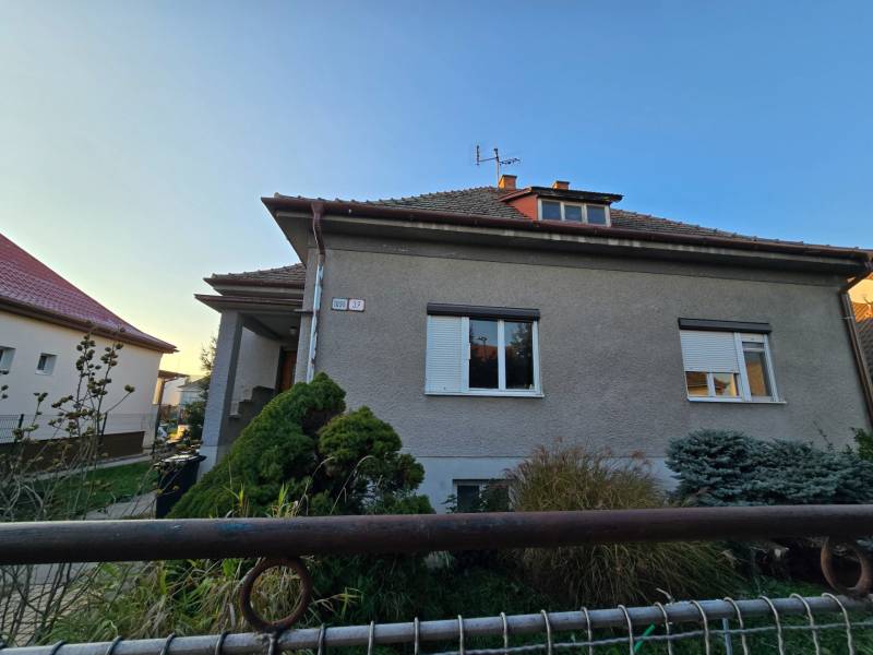 Rodinný dům na Sluneční ulici v Novém Městě nad Váhom s předzahrádkou a upraveným okolím.