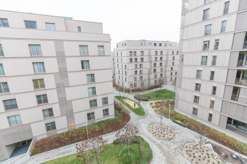 Bytové domy s vnitroblokem a zelení na Račianské v Bratislavě - Novém Městě.