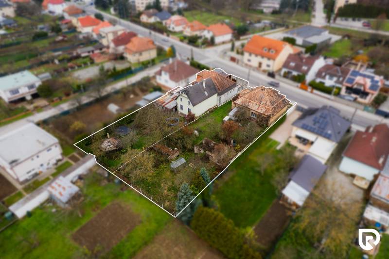 Rodinný dům na Partizánské ulici v Bánovcích nad Bebravou s velkým pozemkem.