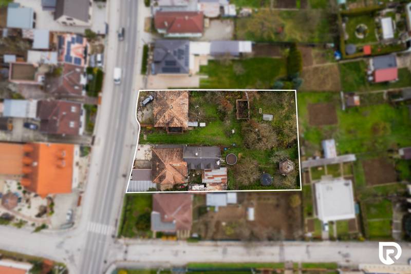 Letecký pohled na Rodinný dům s pozemkem na Partizánské ulici v Bánovcích nad Bebravou.