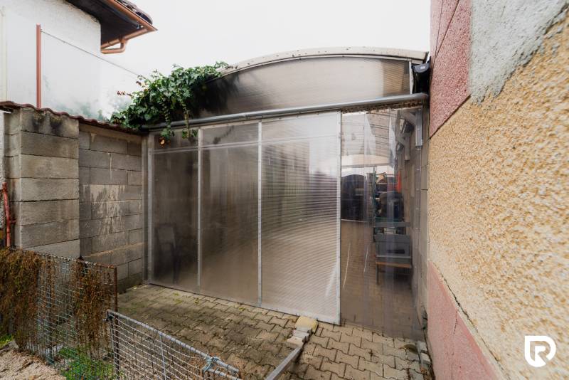 Zastřešené skladovací prostory u rodinného domu na Partizánské ulici v Bánovcích nad Bebravou.