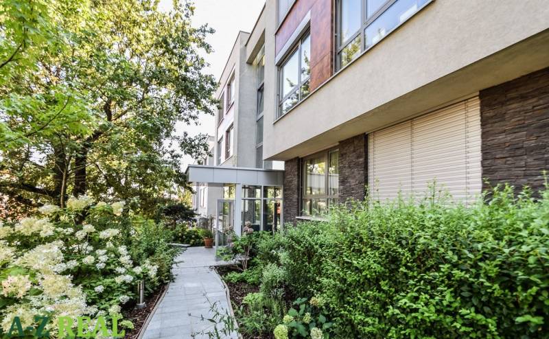 Bytový dům na Mudroňově ulici v Bratislavě - Starém Městě, obklopený zelení a zahradou.