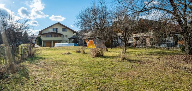 Vila s rozlehlou zahradou na ulici Andreje Sládkoviče v Žarnovici.