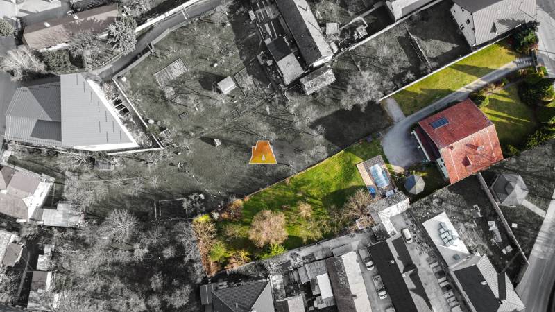 Letecký pohled na zahradu a dům ve vile na ulici Andreje Sládkoviče v Žarnovici.