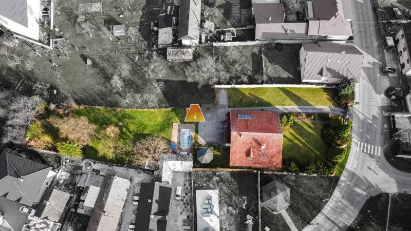 Letecký pohled na vilu na ulici Andreje Sládkoviče v Žarnovici s bazénem a zahradou.