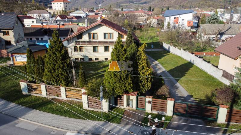 Vila na ulici Andreje Sládkoviče v Žarnovici s prostornou zahradou a okrasnými stromy.