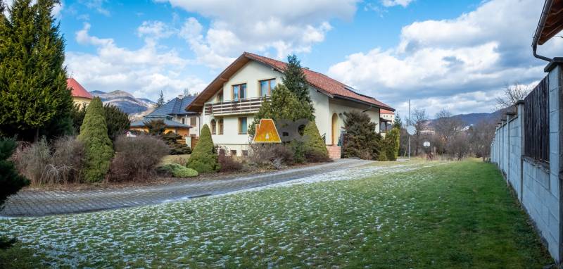 Vila v Žarnovici na ulici Andreja Sládkoviče obklopená zelení a horami.