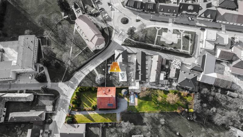 Letecký pohled na vilu v Žarnovici na ulici Andreje Sládkoviče s prostornou zahradou.