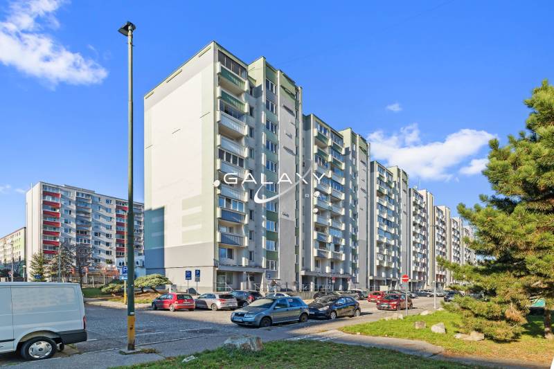 Sídliště s bytovými domy na ulici Bučinová v Bratislavě - Vrakuni.