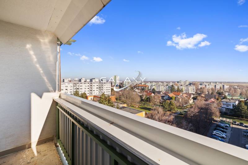 Výhled z balkonu na městskou panorámu ve Vrakuni na Bučinově ulici.