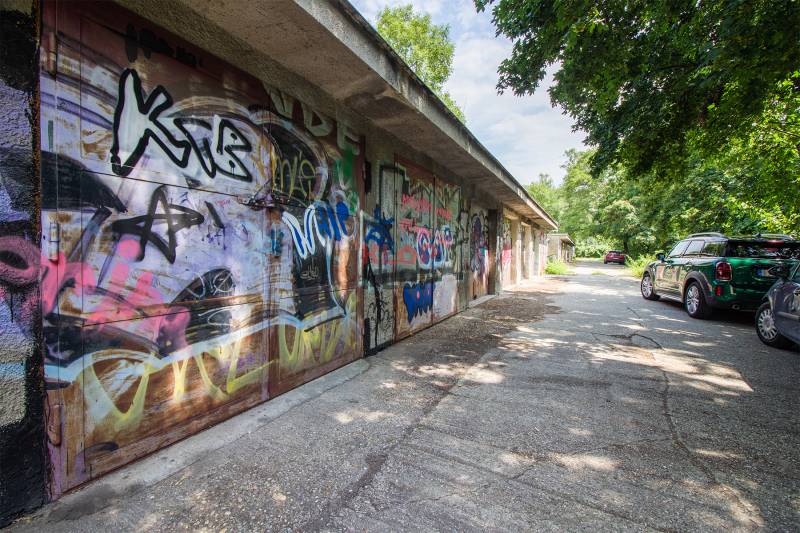 Pozrite si 17m², ZREKONŠTRUOVANÚ garáž, pri nemocnici Kramáre