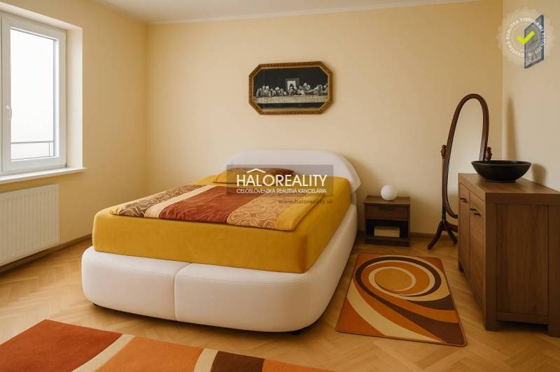 Ložnice s podlahou s dřevěným dekorem v rodinném domě, světlé stěny, moderní zařízení.