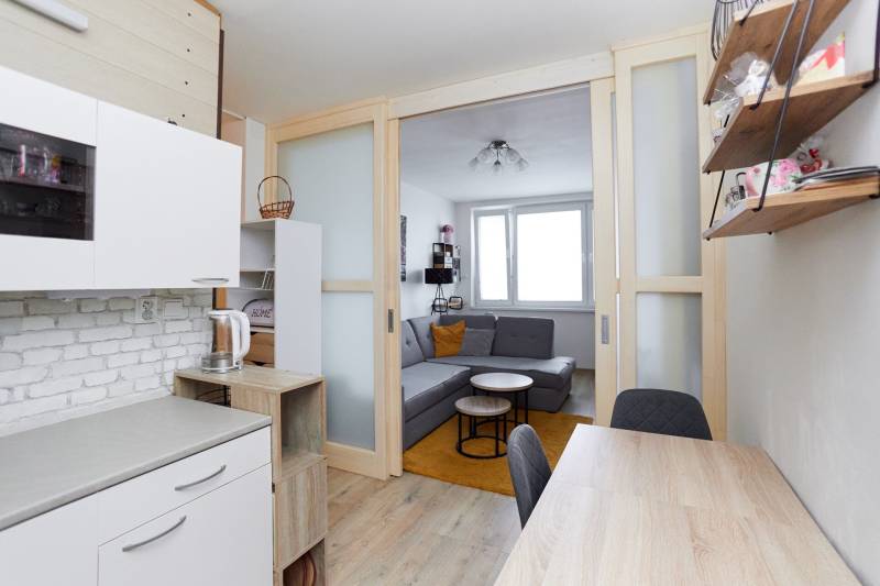 2-pokojový byt s kuchyní a obývacím prostorem, podlaha s dřevěným dekorem.