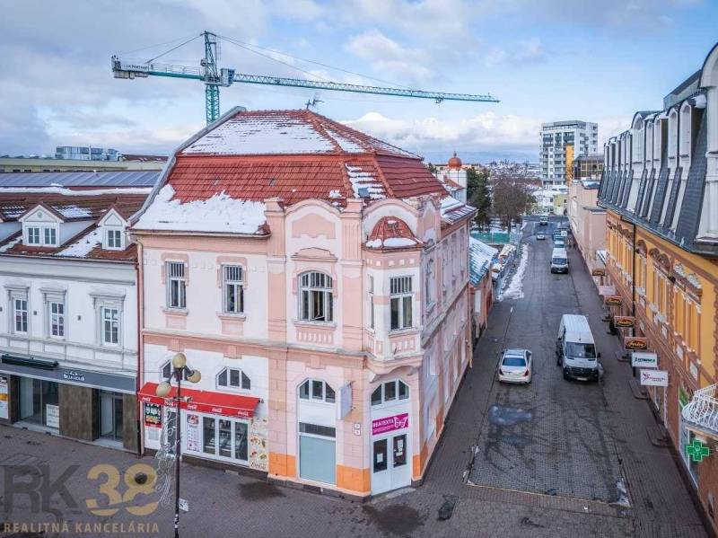 Budova ve městě Poprad s historickou architekturou a zasněženou střechou.
