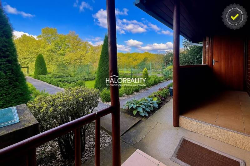 Zahrady v Bytči s udržovanými chodníky, živým plotem a výhledem na zeleň.