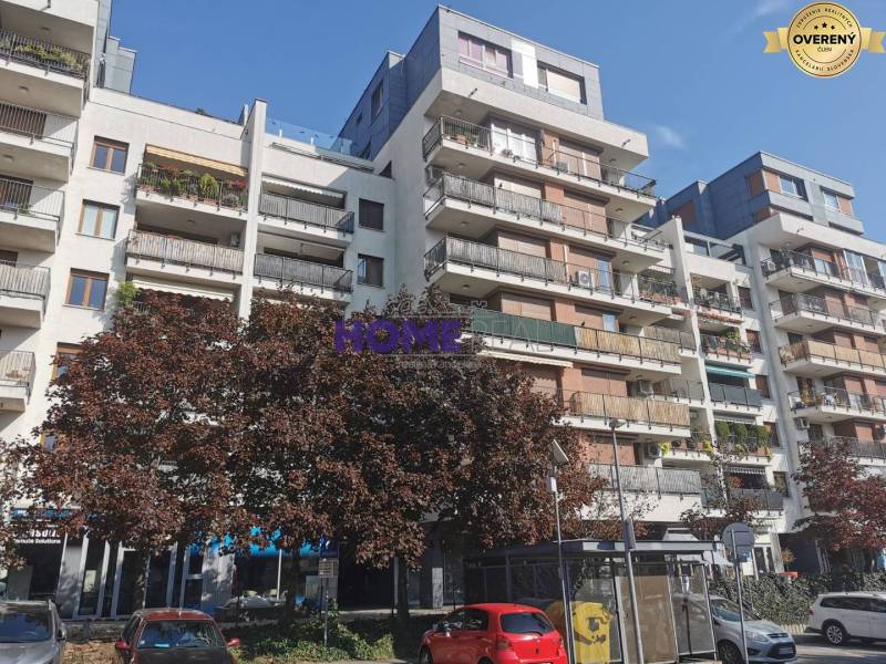 Bytový dům se zelení na ulici Drieňová, Bratislava - Ružinov, parkovací místa vpředu.