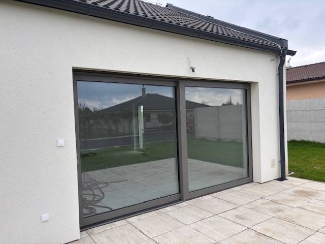 Rodinný dům v Tomášově na Fialkové ulici s posuvnými dveřmi a terasou.