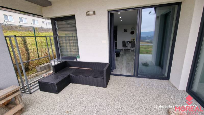 Terasa rodinného domu na Kopaninové ulici v Sokoli se zahradním nábytkem a výhledem.