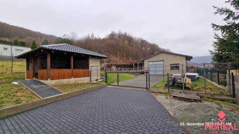 Exteriér rodinného domu na Kopaninové ulici v Sokoli s altánkem a bránou.