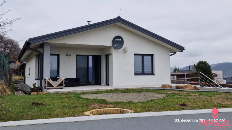 Rodinný dům na Kopaninové ulici v Sokolí s předzahrádkou a terasou.