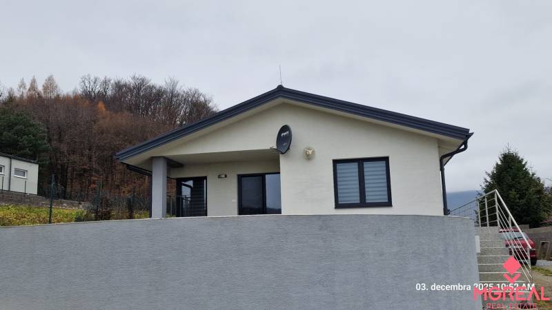 Rodinný dům na ulici Kopaninová v Sokolí, s bílou fasádou a satelitem.