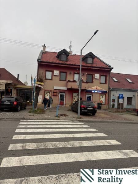 Dvoupatrová budova s kancelářemi a obchodními prostory ve městě Senec.