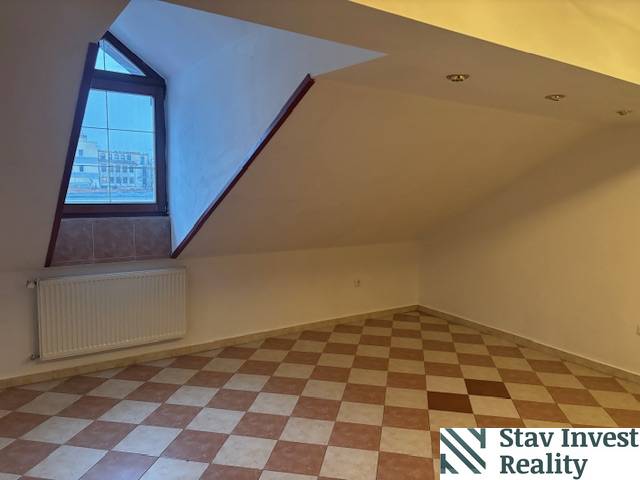 Podkrovní kancelář s dlažbou a oknem, vytápění radiátorem.