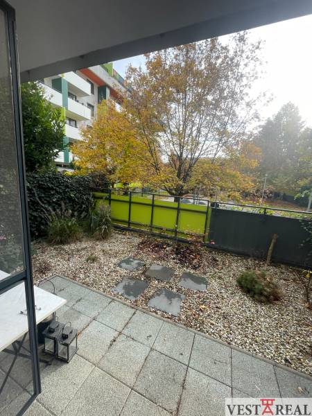 V Trnavě, exteriér 2-pokojového bytu s terasou, zahrádkou a moderní architekturou.