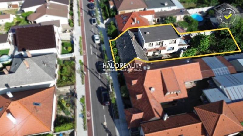 Letecký pohled na rodinný dům v Malackách s okolními zahradami.