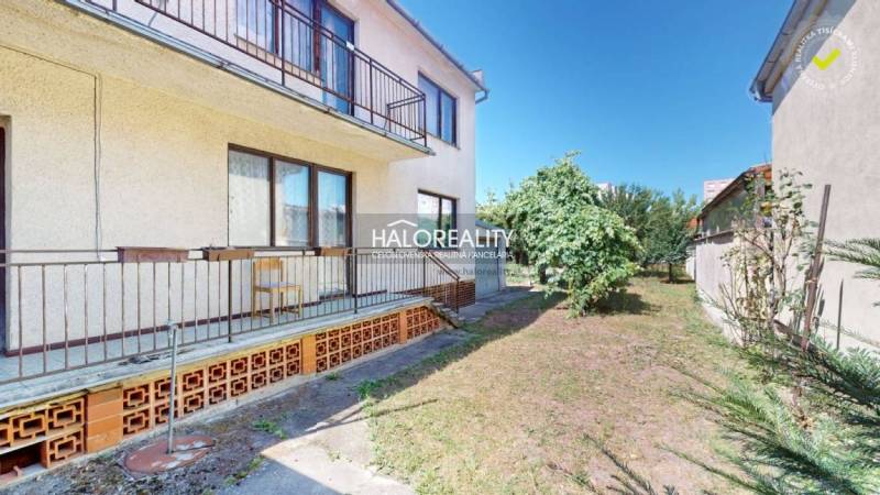 Rodinný dům v Malackách s prostornou zahradou, terasou a zelenou předzahrádkou.