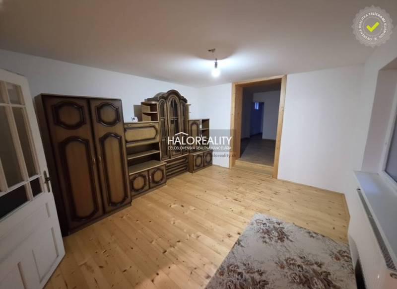 Pokoj s podlahou s dřevěným dekorem, starožitný nábytek, rodinný dům.